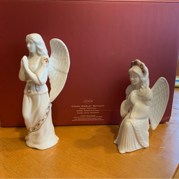 China Jewels Nativity - Praying angel and kneeling angel - Picture 2 of 6